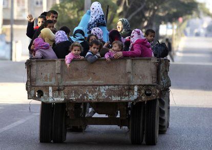 Palestinos que han abandonado sus casas tras los bombardeos israelíes se trasladan a un colegio de la ONU en Gaza.