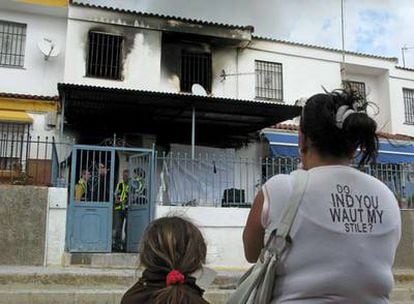 Estado en que ha quedado la vivienda incendiada esta mañana en Écija (Sevilla)