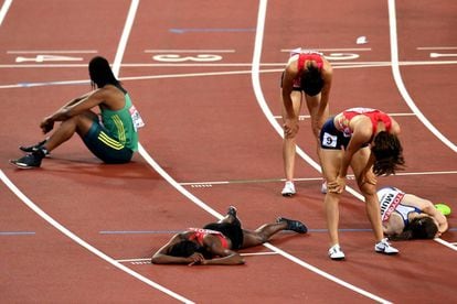Las atletas que compitieron en la final de 1.500 metros descansan tras la prueba, el 7 de agosto.