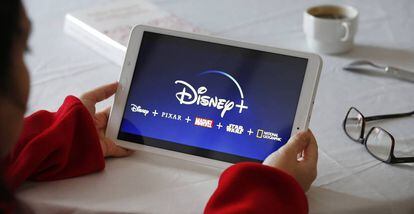 Un niño utiliza una tableta para ver Disney+.