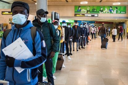 Un grupo de migrantes, la mayoría de Malí y Gambia, aguardaban el pasado 26 de febrero para tomar un vuelo a la Península, en el aeropuerto de La Laguna.