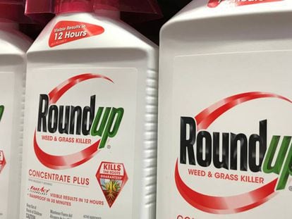 Botes del herbicida Roundup, de Monsanto (Bayer).