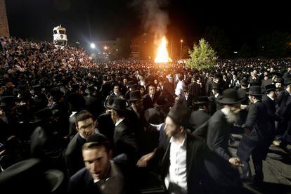Judios ortodoxos bailan cerca de una hoguera en la celebración de la fiesta Lag Ba'Omer, que marca el aniversario de la muerte del sabio Shimon Bar Yojai hace aproximadamente 1.900 años.