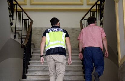 El interventor de Sagunto y un agente de policía en el Ayuntamiento.