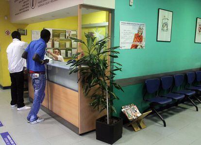 Inmigrantes esperan a ser atendidos en un centro de salud vasco. 