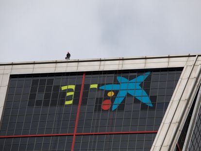 El logo de Caixabank tras la sustitución por el de Bankia en las torres Kio, en Madrid (España), a 27 de marzo de 2021.