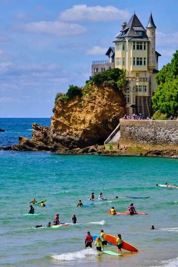 Surfistas en la playa junto a Villa Belza, en Biarritz.