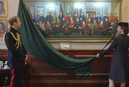 El príncipe Guillermo de Inglaterra, y su esposa, Kate Middleton mientras descubren una pintura durante la celebración del Día de San Patricio junto a miembros del Primer Batallón de los Guardias Irlandeses, en Aldershot, Reino Unido.