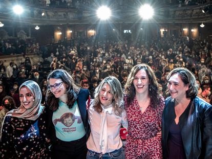 Fátima Hamed Hossain, Mónica Oltra, Yolanda Díaz, Mónica García y Ada Colau, en el acto en Valencia.