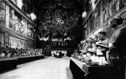Rezo de los cardenales en la Capilla Sixtina tras constituirse en c&oacute;nclave para elegir al Papa. 1978  