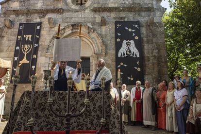 En Ribadavia (Ourense), capital de la comarca del vino Ribeiro, el último domingo de agosto se celebra la fiesta de la Istoria, donde se recuperan las tradiciones judías como la ceremonia de la boda. Y todo el pueblo revive su glorioso pasado medieval.