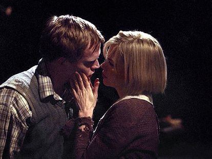 Nicole Kidman y Paul Bettany, en una imagen de <i>Dogville</i>, de Lars von Trier.