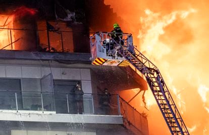 Dos personas atrapadas en el incendio del edificio de Valencia hablan con los bomberos.