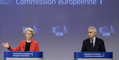 La presidente de la Comisión Europea, Ursula von der Leyen, junto con el director ejecutivo de la Agencia Internacional de Energía, Fatih Birol, este lunes en Bruselas.