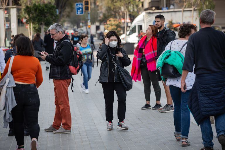Una joven camina por zonas cercanas a la Sagrada Familia, en Barcelona.