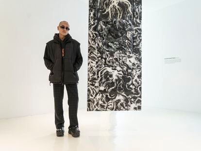 Alexis Martínez acompañado de su obra 'Immured', en la galería Hilario Galgera, el pasado 23 de noviembre.