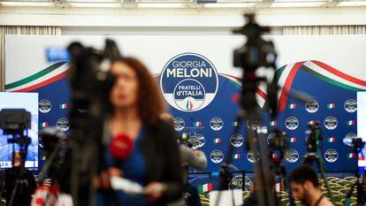 Un grupo de periodistas espera a Giorgia Meloni en el cuartel general de Hermanos de Italia, este domingo tras los sondeos que daban por ganador al partido.