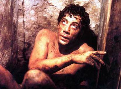 Javier Bardem caracterizado como Reinaldo Arenas en la película &#39;Antes que anochezca&#39; (2000).