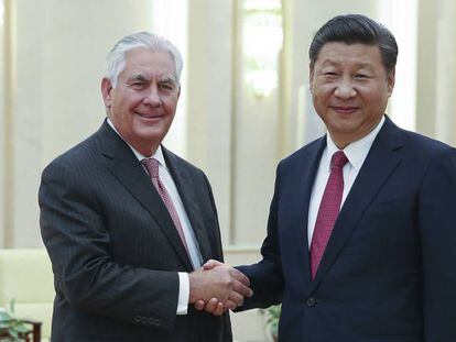 El secretario de Estado de EEUU, Rex Tillerson, saluda al presidente chino Xi Jinping