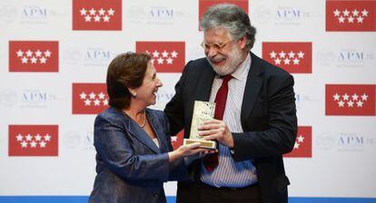 Joaquin Estefania recibe el premio de la APM a toda su trayectoria profesional de manos de Victoria Prego.