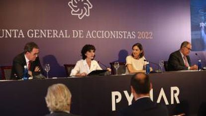 Almudena López del Pozo, CEO de Pymar, y Reyes Maroto, ministra de Industria, en la junta de accionistas.