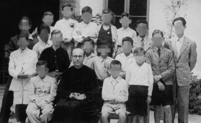 El padre Mondéjar, junto con unos alumnos en 1947, en Málaga.
