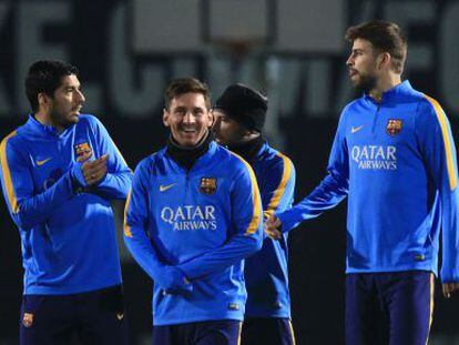 Messi somriu a l'entrenament d'ahir a la tarda, escudat per Luis Suárez, Jordi Alba i Gerard Piqué.