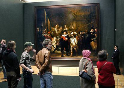 Visitantes frente al cuadro 'La ronda de noche', de Rembrandt, en el Rijskmuseum de Ámsterdam.