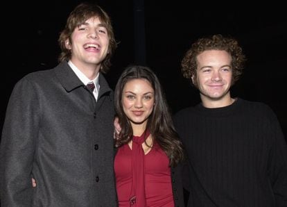 Ashton Kutcher, Mila Kunis y Danny Masterson en el estreno de 'Traffic', el 14 de diciembre de 2000 en Beverly Hills.