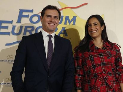El líder de Ciudadanos, Albert Rivera, y la candidata del partido a la alcaldía Madrid, Begoña Villacís, en un desayuno informativo en Madrid.