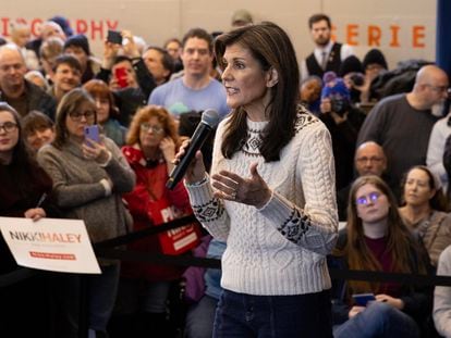 Nikki Haley, el domingo, durante un acto de campaña en un colegio de Derry (Nuevo Hampshire).