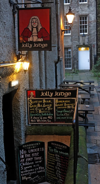 El ‘pub’ Jolly Judge, junto a Lawnmarket y la Royal Mile, en el centro histórico de la capital escocesa.