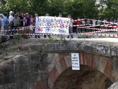 Vecinos de seis pueblos de Palencia y Burgos, a su llegada al puente de Castrejón de río Pisuerga, en la que el pasado sábado murieron 6 personas, durante la marcha convocada en protesta contra la seguridad en los puentes del Canal de Castilla que sale de la esclusa 13.