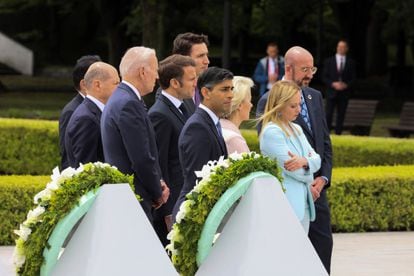 Los líderes de Japón, Estados Unidos, Canada, Alemania, Reino Unido e Italia junto a Charles Michel y Ursula von der Leyen muestran su respeto en el Memorial de la Paz de Hiroshima, este viernes. 
