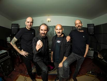 Los Enemigos, el pasado lunes en su local madrileño. De izquierda a derecha: David Krahe (guitarra), Fino Oyonarte (bajo), Chema 'Animal' Pérez (batería) y Josele Santiago (voz y guitarra).
