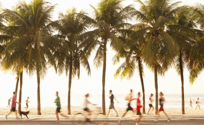 Deportistas y paseantes en la playa de Copacabana, en Río de Janeiro.