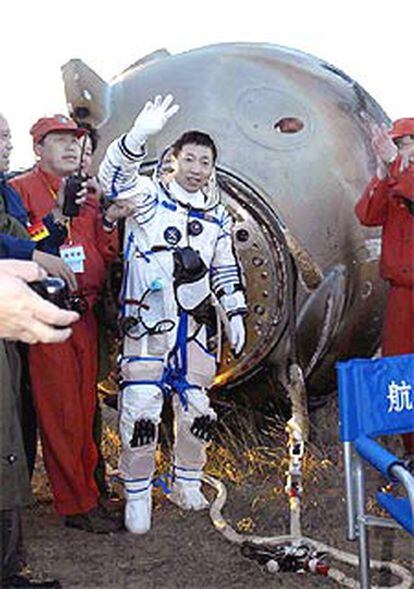 El astronauta Yang Liwei saluda al salir de la cápsula tras el aterrizaje.