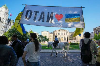 Un grupo de personas exigió el ingreso de Ucrania en la OTAN en Oslo, este miércoles, donde se reúnen los ministros de Exteriores de los países aliados.