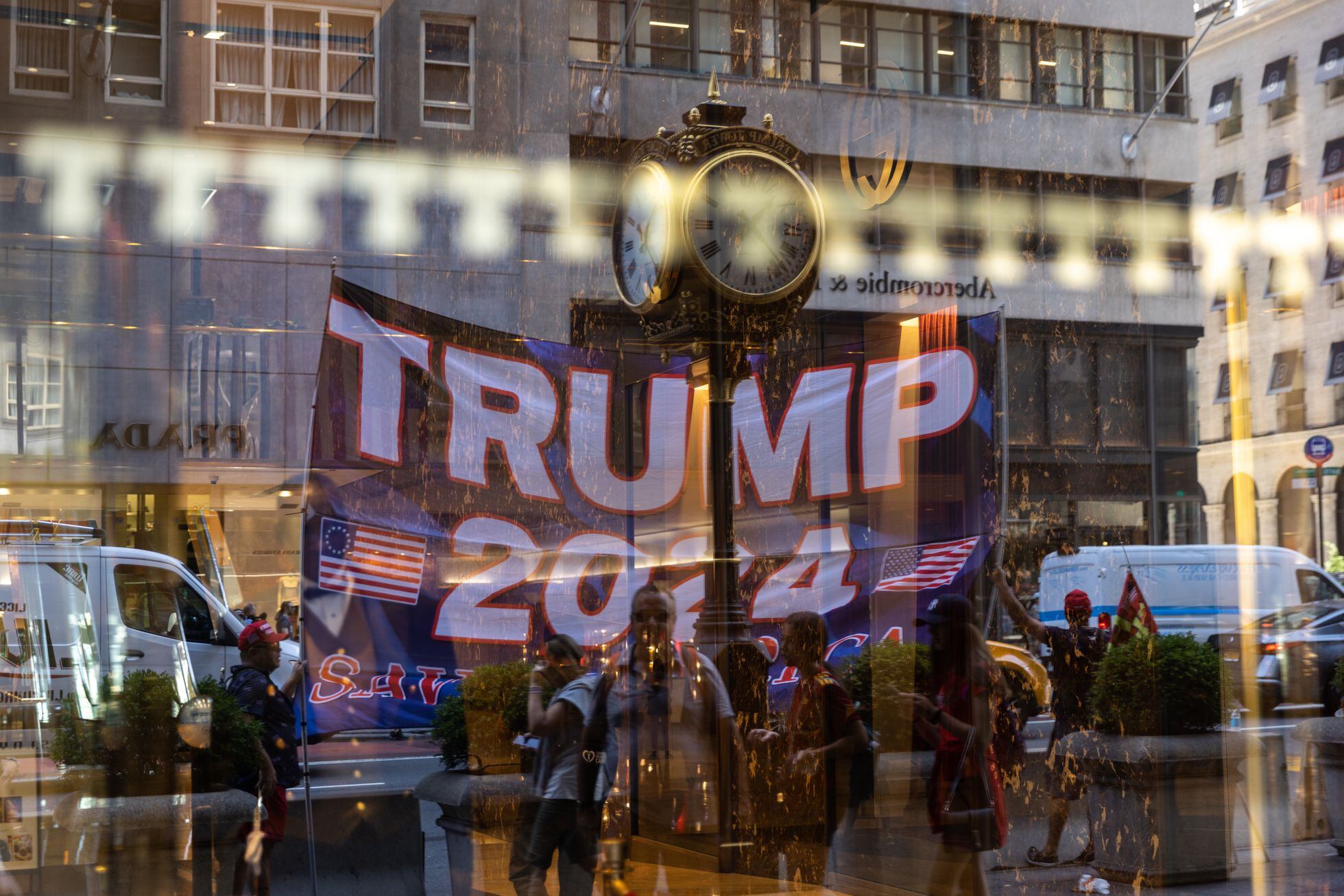 Un cartel sobre la probable carrera a la reelección en 2024, este martes en la sede de la Organización Trump en Nueva York.