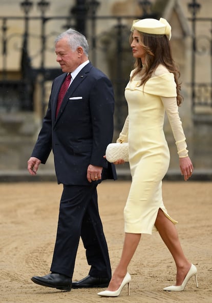 El día de la coronación volvió a dejar boquiabierto al mundo con un vestido de silueta lápiz amarillo pastel diseñado por Tamara Ralph. Rania jamás ha renunciado a ponerse tacones a pesar de que su esposo sea notoriamente más bajo que ella. Esto, como sabemos, no es habitual cuando hablamos de power couples, entre las que es frecuente que la mujer intente disimular su altura si es mayor que la del hombre. No es la única anomalía en el caso de esta pareja: es la primera vez que un rey jordano tiene una única esposa a lo largo de su vida (el padre de Abdalá tuvo cuatro). Hoy, en su 30 aniversario de casados, ella ha dedicado a su marido unas cariñosas palabras desde su cuenta de Instagram: "Cada día que pasa nos acercamos más y cada año que pasa confirma lo afortunada que soy de pasar mi vida contigo. Feliz aniversario de bodas, mi rey".