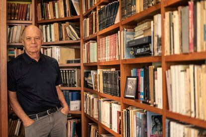 Enrique Krauze en su biblioteca personal en Cuernavaca (México), el 20 de agosto de 2022.
