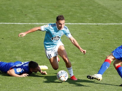 Emre Mor regatea a Damian Kadzior y Paulo Oliveira este sábado en Ipurúa en el partido entre el Eibar y el Celta.