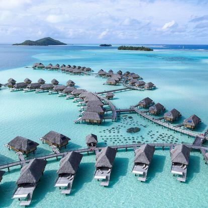 Bungalós del hotel Bora Bora By Pearl Resort, en la isla de Bora Bora (Polinesia Francesa).