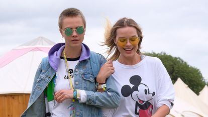 Cara Delevingne y Margot Robbie durante el festival de Glastonbury celebrado en 2017, en Inglaterra.