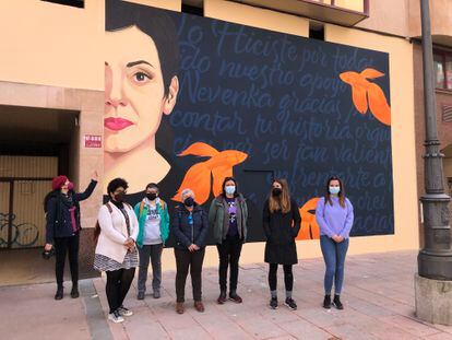 Mujeres de Ponferrada ante el mural dedicado a Nevenka Fernández.