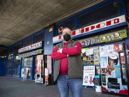 Marcelo García, en su tienda El Pipón, ubicada en la estación de Aluche.