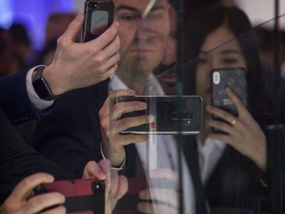 Asistentes al MWC19 fotografían el  Huawei Mate X.