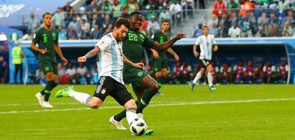 Lionel Messi marca el primer gol del partido contra Nigeria.