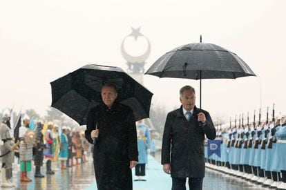El presidente turco, Recep Tayyip Erdogan (a la izquierda), y su homólogo finlandés, Sauli Niinistö, durante la ceremonia de bienvenida en Ankara de este viernes.