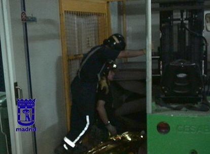 Los Bomberos rescatan a la víctima en la panificadora.